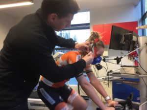 Lactaatmeting tijdens VO2max Test op de fiets